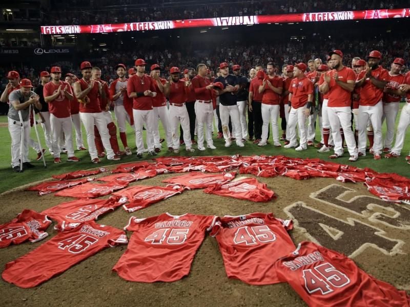 Zum Gedenken an den verstorbenen Pitcher Tyler Skaggs haben die Spieler der Angels Trikots mit dessen Nummer niedergelegt. Foto: Marcio Jose Sanchez/AP