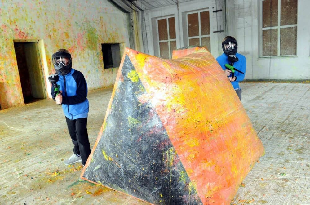 John und Lucas spielen zum ersten Mal Paintball - und sind begeistert. Für Kinder wurde das Spiel extra „entschärft“.