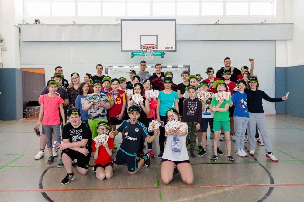Beim Basketball-Aktionstag, in Kooperation mit dem Mitteldeutschen Basketball Club, gab es bei den Schülern der Ferropolis Sekundarschule und der Förderschule Peter Petersen nur strahlende Gesichter.