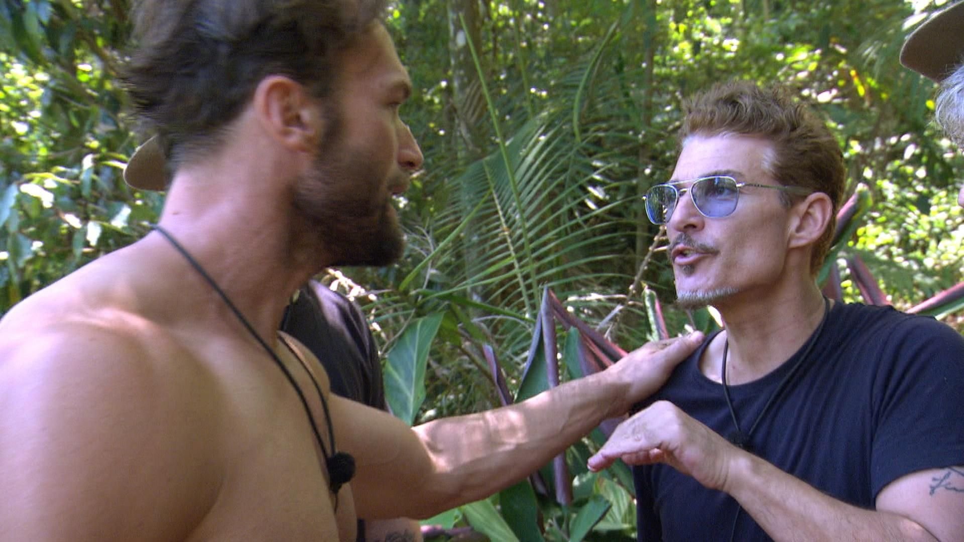 Die sechs Promis kommen mit zwei Sternen von der Dschungelprüfung zurück. Auf dem Rückweg legt sich der völlig angenervte Chris Töpperwien (r.) mit Bastian Yotta an.