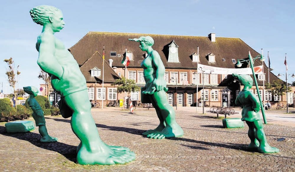 Seit 2001 stehen die Grünen Riesen und die schiefen Laternen vor dem Bahnhof Westerland. Die Attraktion ist ein beliebtes Fotomotiv auf Sylt. Mehr Informationen gibt es dazu auch unter www.insel-sylt.de.