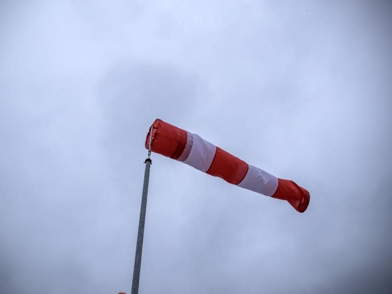 Ein Windsack weht im Wind. Foto: Jens Büttner/Archiv