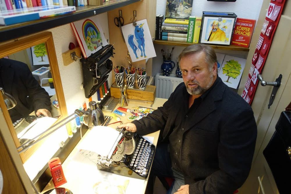 Eberhard Eckhardt am Schreibtisch seines winzigen Arbeitszimmers. Er schreibt noch auf der Maschine.