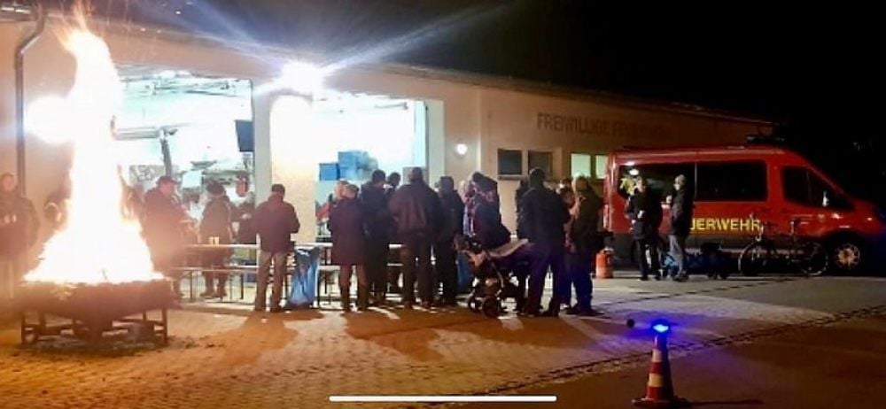 Vor der Feuerwehr in Aderstedt lodert eine große Flamme.