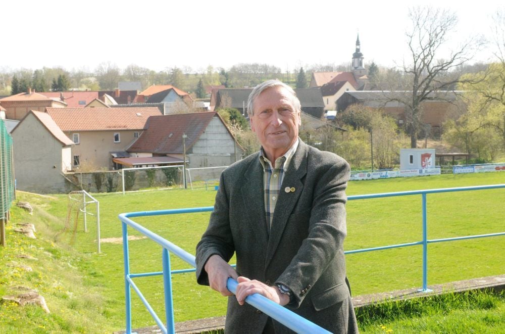 Ein Leben für den Sport: Bernd Sperling steht am Sportplatz in Saubach. Für sein Engagement wurde er mit der Goldenen Ehrennadel des Landessportbundes sowie des Volleyball-Verbandes Sachsen-Anhalt geehrt.