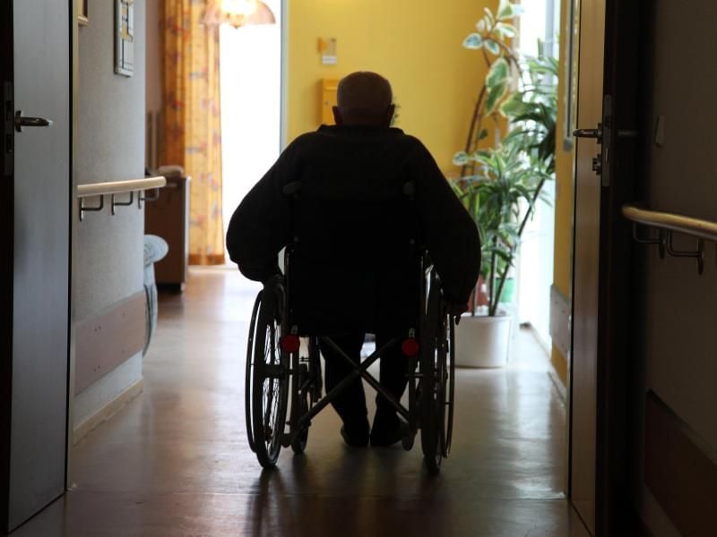 Laut Zahlen aus dem Jahr 2019 war etwa ein Drittel der Schwerbehinderten 75 Jahre und älter. In den meisten Fällen wurde die Behinderung durch Krankheit verursacht. Foto: Jens Büttner/dpa-Zentralbild/dpa-tmn