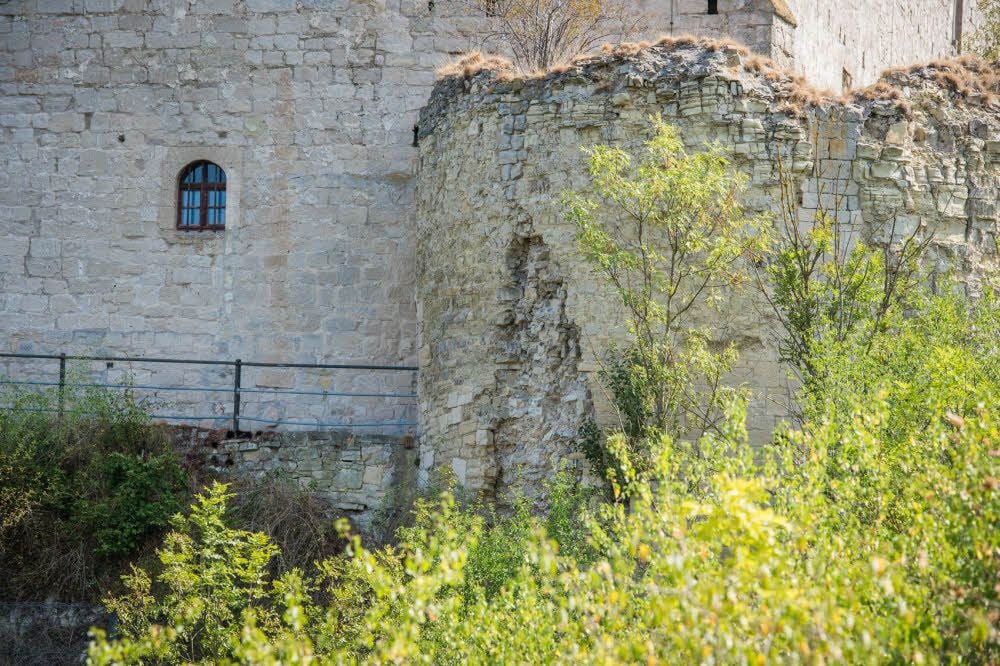 Am Anfang war nur ein Riss: Schätzungsweise zwei mal acht Meter groß ist die Wunde im Mauerwerk eines Turmes der Rudelsburg. Der Absturz führt vor Augen, wie groß der Sanierungsstau an einer der bekanntesten Sehenswürdigkeiten im Saaletal ist.