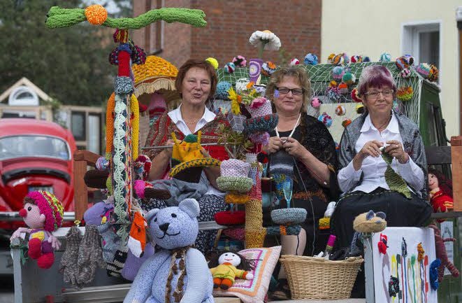 Seit Januar hatten die Frauen der Spielstube an diesem Wagen gestrickt.