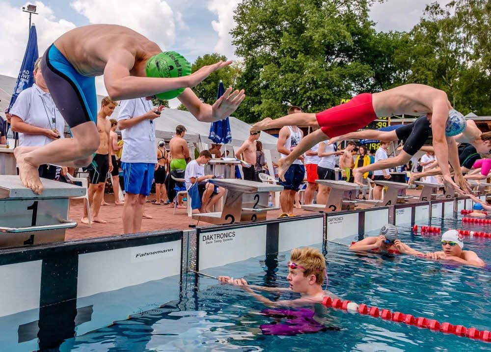 Ab ins Becken! Tom Migas (im Vordergrund links) vom SV Grün-Weiß Wittenberg geht bei der 19. Auflage des Schwimmwettkampfs anlässlich „Luthers Hochzeit“ an den Start. Insgesamt haben 660 Aktive aus 32 Vereinen und mehreren Bundesländern gemeldet.