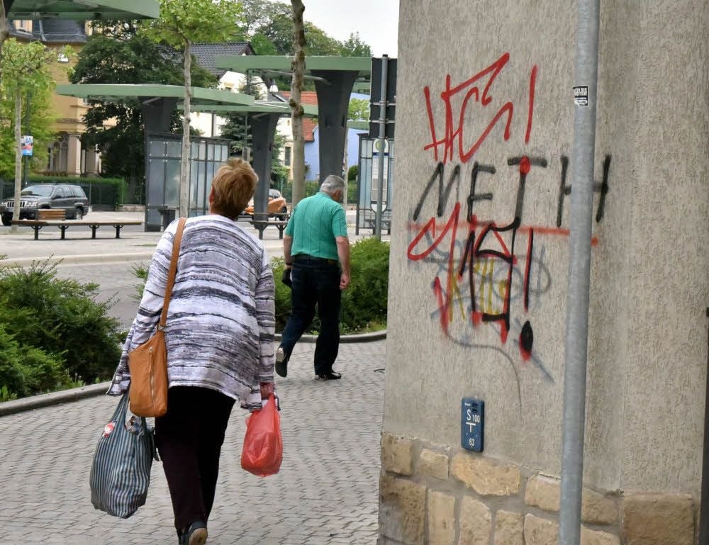 Krakeleien „zieren“ diese Hauswand am Busbahnhof.