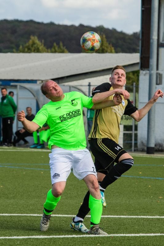 GSV-Spieler Steffen Rose (l.) kämpft mit Nils Deckert, der den letzten Treffer der Jahnstädter erzielte, um den Ball.