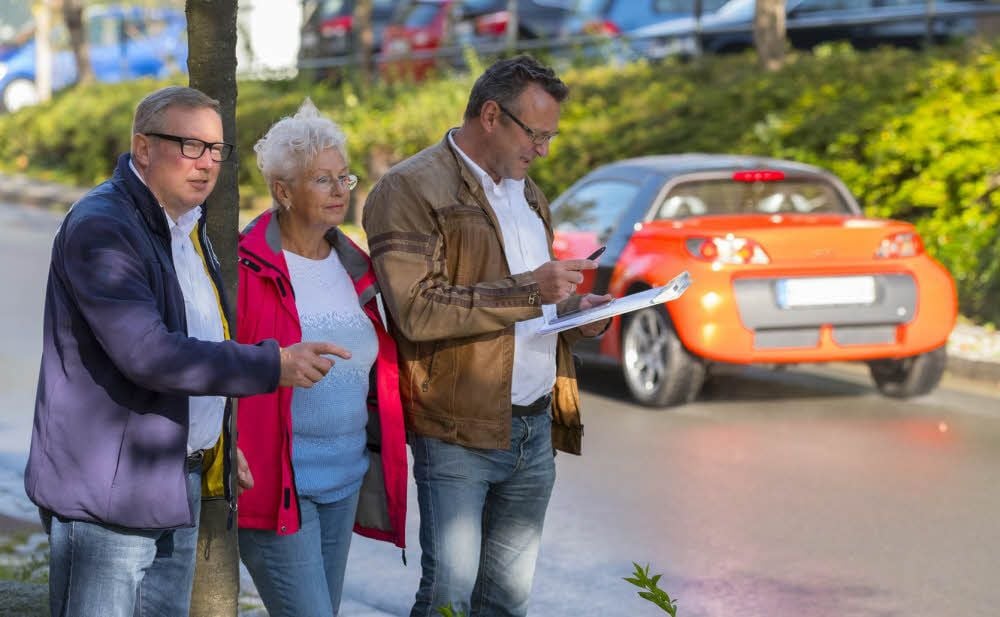 Andreas Steppuhn (l.) und Bianka Kachel haben eine Verkehrsmessung des ACE initiiert. Frank Fleischhauer (r.) vom ACE notierte Temposünder.