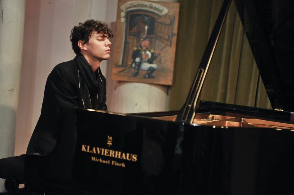 Zur Bach-Nacht während der Bachfesttage 2014 spielte unter anderem Francesco Tristano. Der Luxemburger bot eine Konversation zwischen Bach und elektronischer Musik und ist auch 2016 wieder mit dabei.