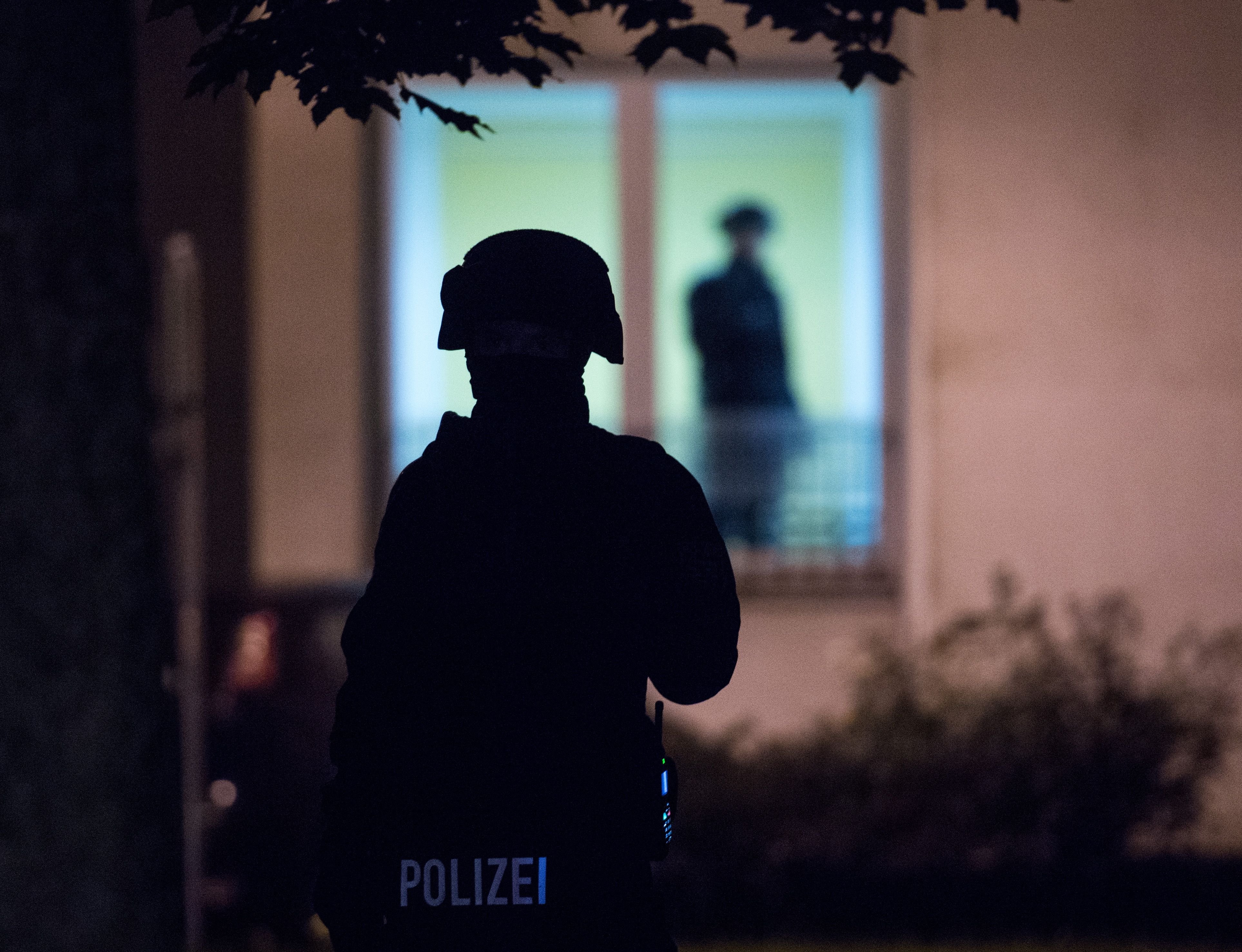 Polizisten sichern am Samstag wegen eines Sprengstofffundes ein Wohnhaus in Chemnitz ab.