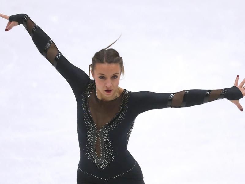 Nicole Schott zeigt in Oberstdorf ihr Kurzprogramm. Foto: Karl-Josef Hildenbrand/dpa