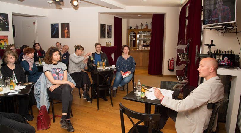 „Lebensträume“ ist die nächste Spielzeit des Theaters Naumburg überschrieben. Intendant Stefan Neugebauer (r.) stellt den Spielplan im Foyer der Öffentlichkeit vor.