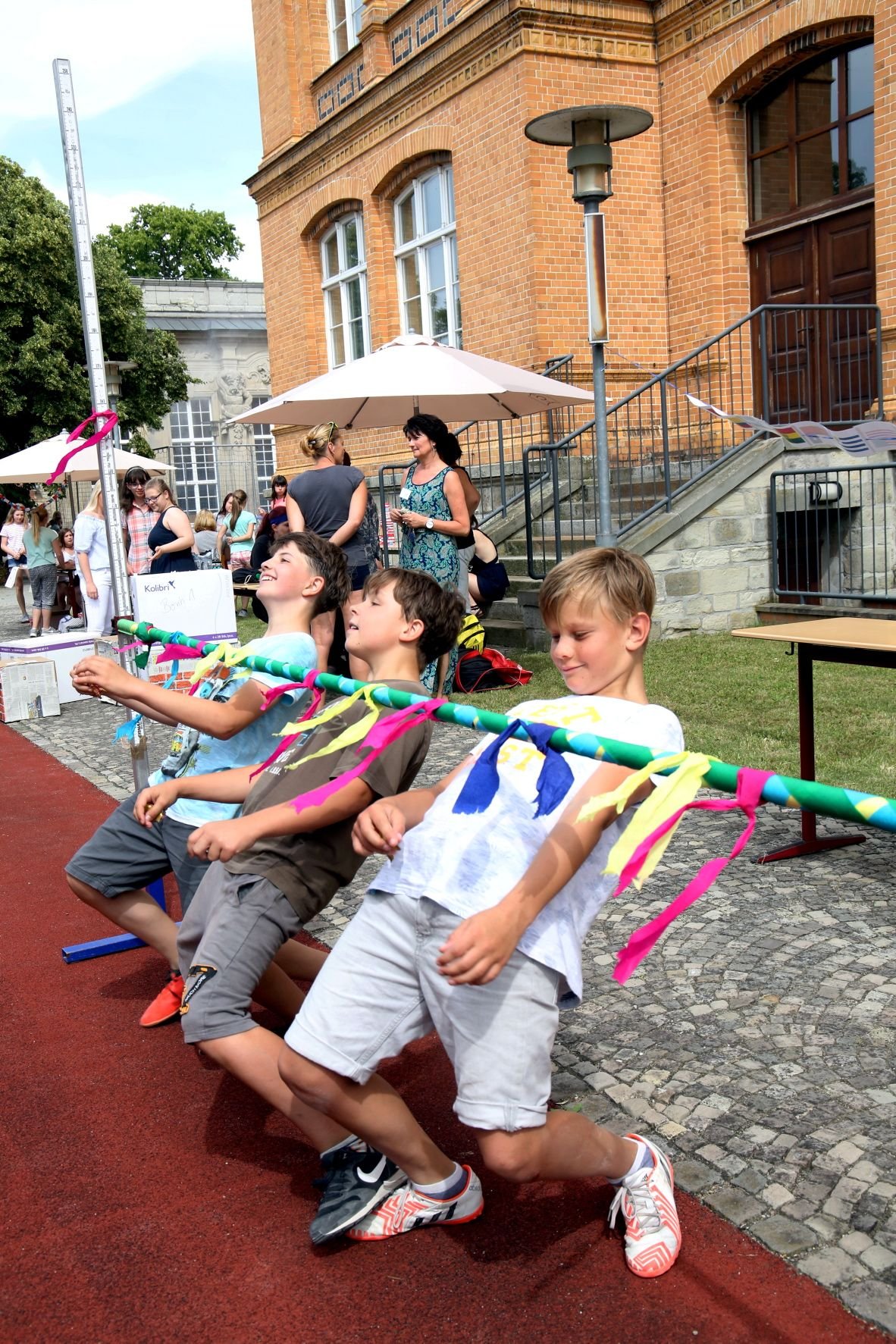 Die Bernburger Gymnasiasten beim Limbo, der seine Wurzeln in Trinidad in der Karibik hat.