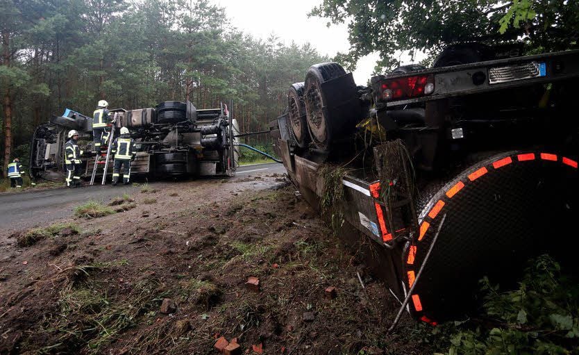 Zwischen Annaburg und Jessen liegt ein Milchtanker quer über die Fahrbahn.