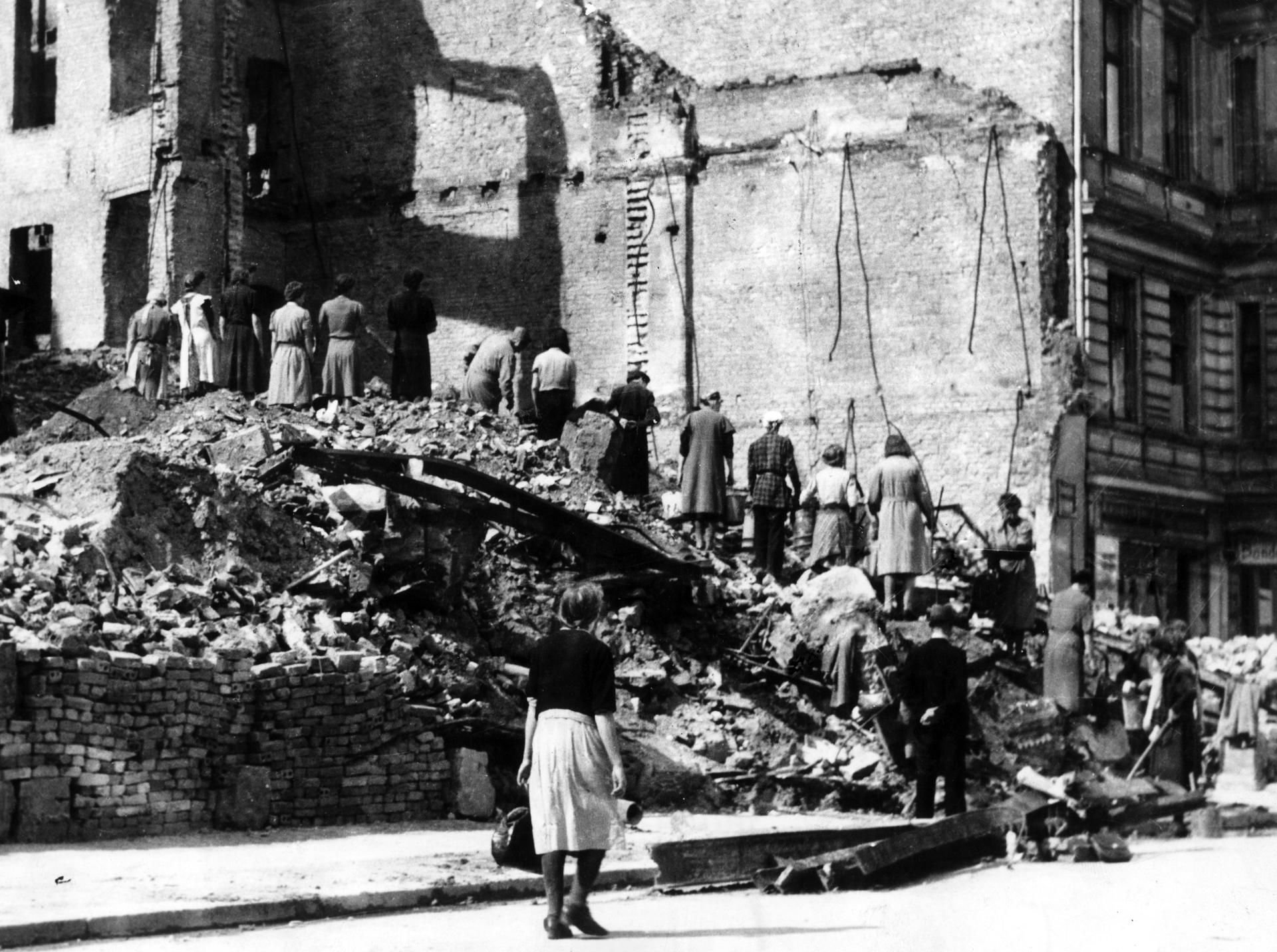 Die sogenannten „Trümmerfrauen“ arbeiten im Mai 1945 in Berlin an der Beseitigung der Trümmer von im 2. Weltkrieg zerstörten Häusern.