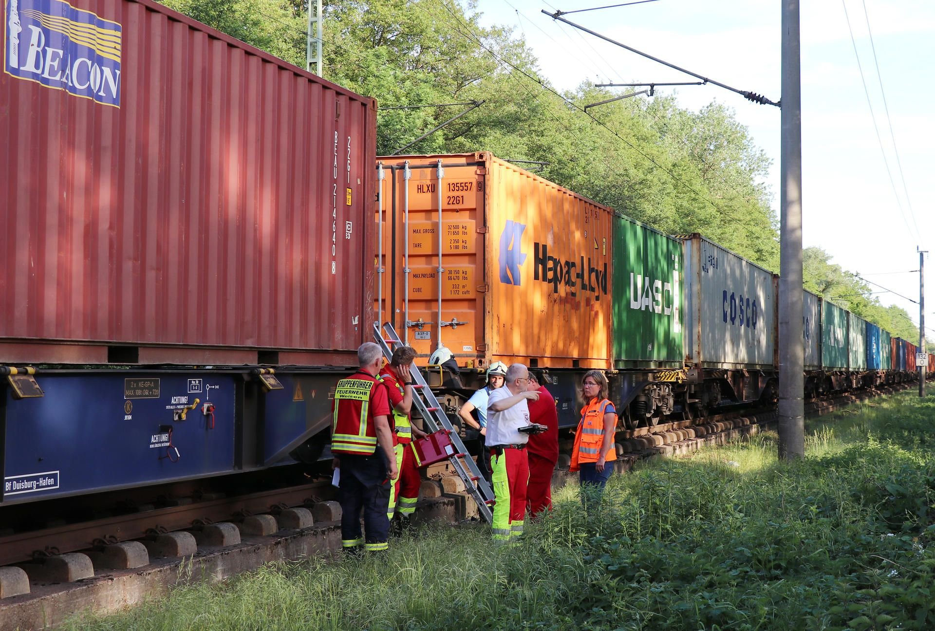 Nach einem tödlichen Unfall hat die Bundespolizei am Sonntagabend die ICE-Strecke zwischen Hamburg und Berlin vorübergehend gesperrt.