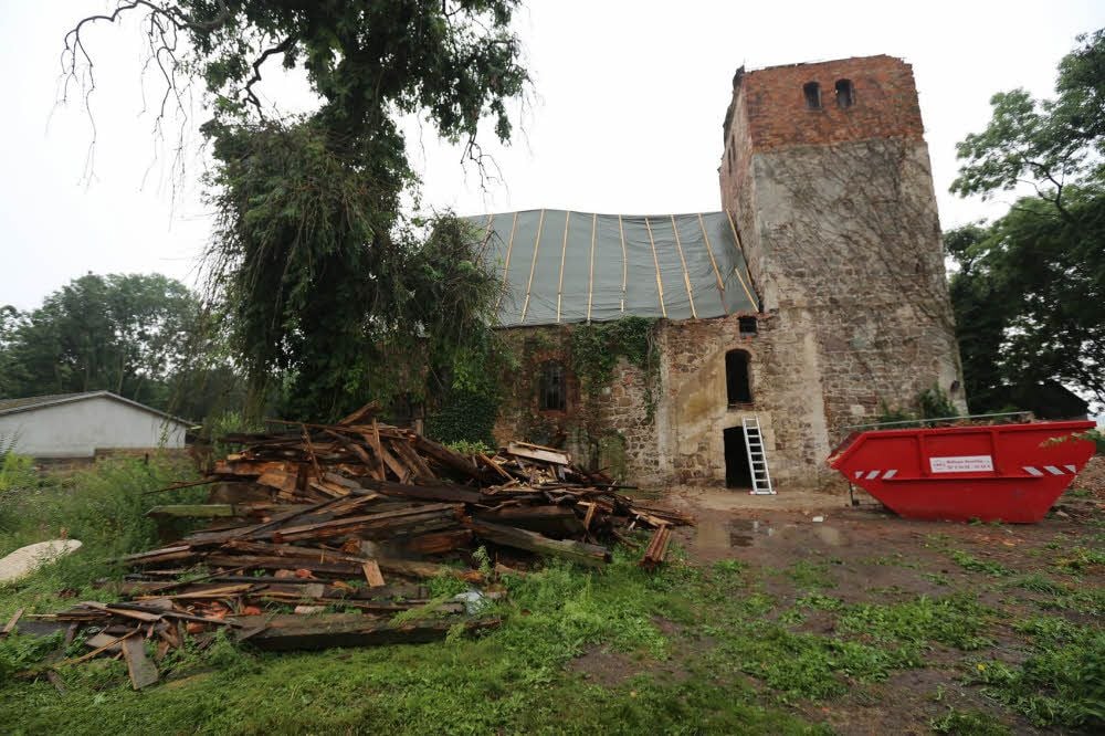 Baustelle: Die Kirche in Schrenz ist in einem desolaten Zustand.