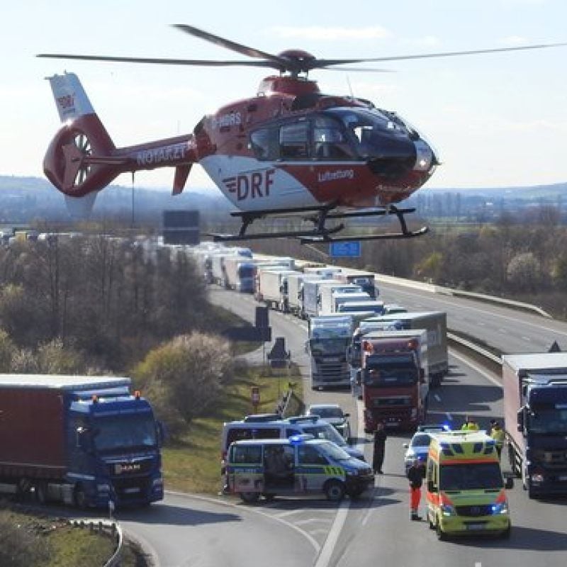 Unfall auf der A38: Hier wird der verletzte Radfahrer mit dem Hubschrauber in die Klinik geflogen.