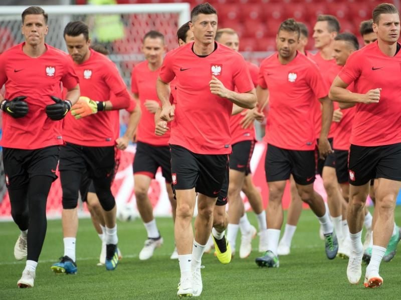 Für Bayern-Star Robert Lewandowski (M) geht es mit Polen gegen Kolumbien um einen wichtigen Sieg. Foto: Federico Gambarini