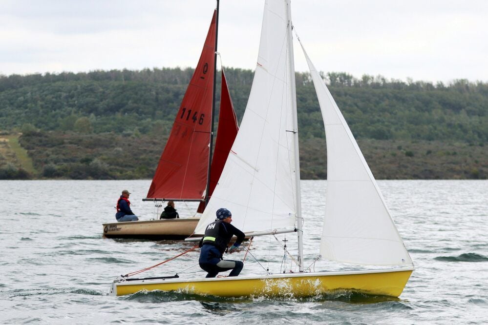 Wassersportler aller Couleur zeigen auf dem Concordia See in der ersten Regatta seit langer Zeit ihr Können. Vorn im Bild: Rainer Fahrig.