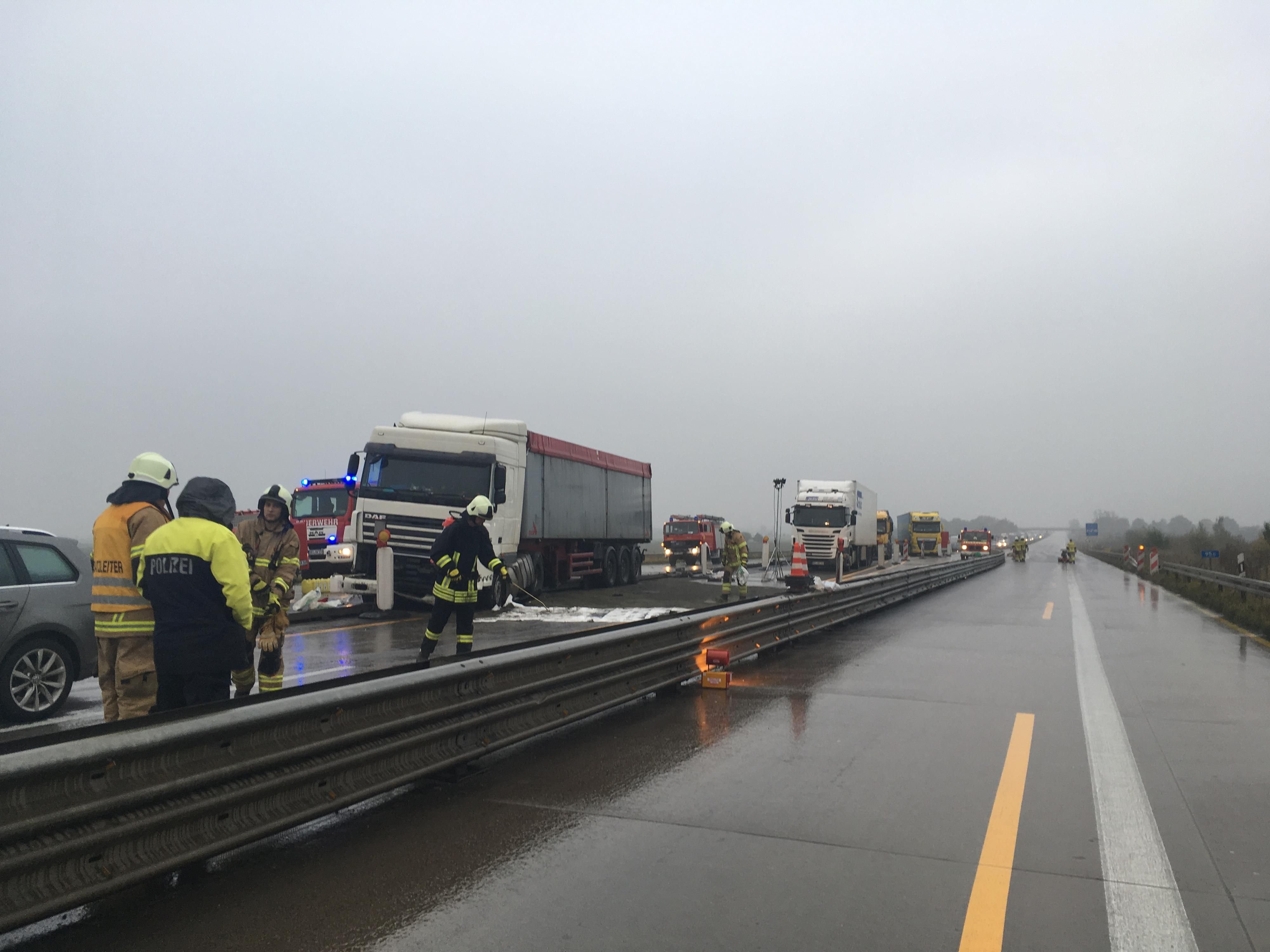 Reinigungsarbeiten an der Unfallstelle bei auf der A9.