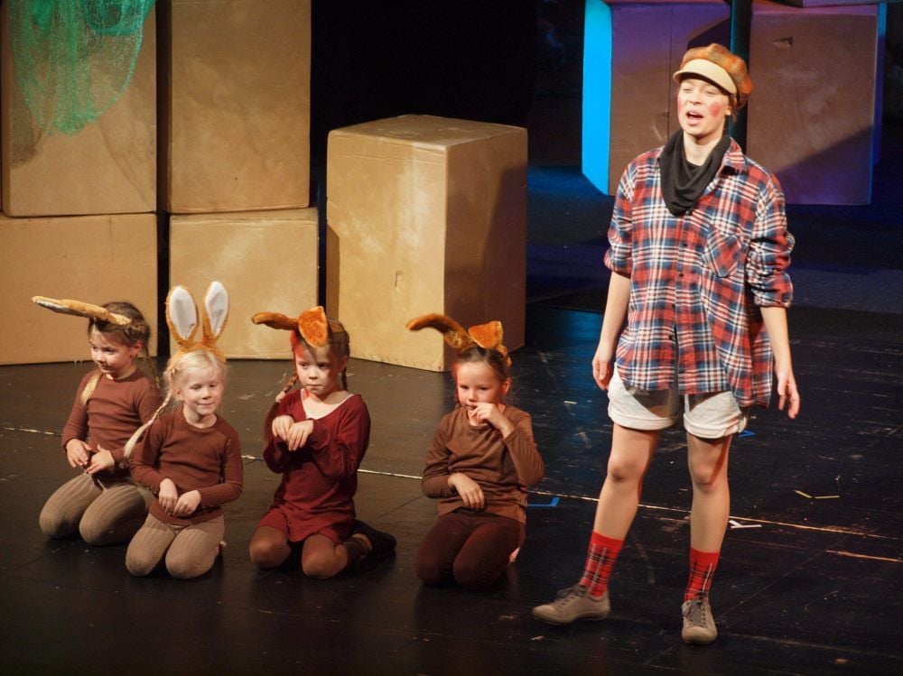 Arie mit kleinen Hasen (Madita Gabauer, Ronja Klemm, Olivia Pinheiro, Cheryl Pinnig). Sophie Oertel überzeugte in der Titelrolle des Pinocchio.