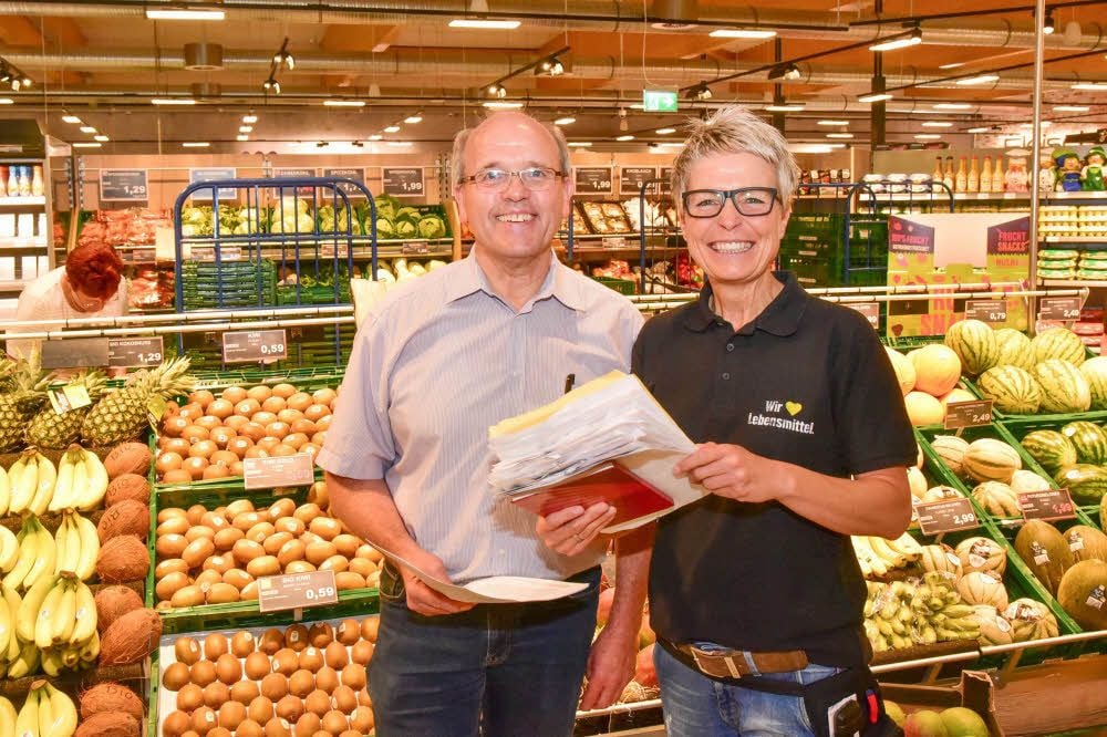 Berater Peter Farbacher und Marktleiterin Jana Klus bei letzten Absprachen.