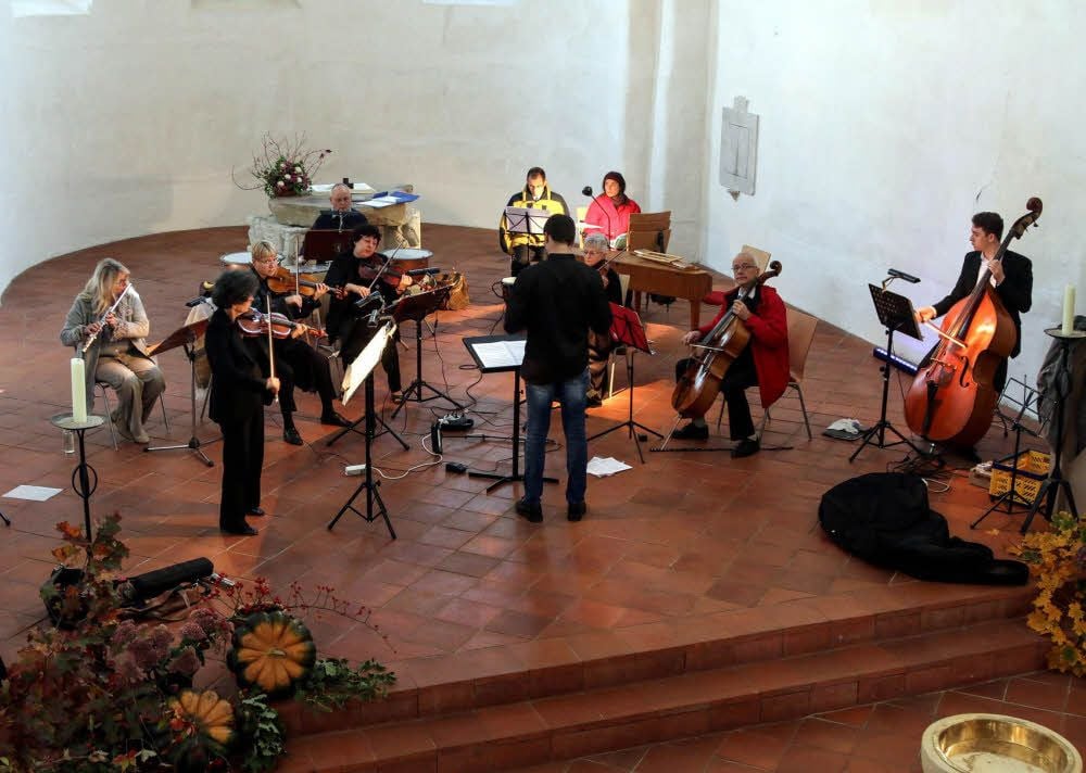 Unter der Leitung von Kantor Michael Weigert, hier ein Foto von der Probe, musizierte die Capella Wittenbergensis in Zahnas Kirche.
