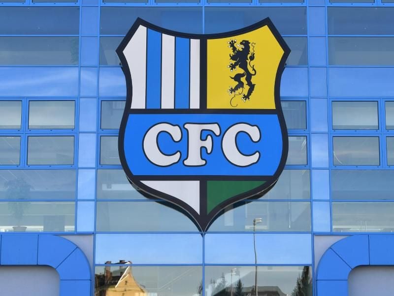 Das Vereinslogo des Chemnitzer FC über dem Eingang zum Stadion an der Gellertstraße. Foto: Hendrik Schmidt