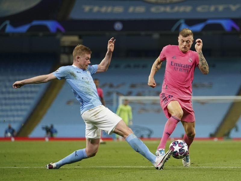 Real-Spieler Toni Kroos (r) in Aktion gegen Kevin De Bruyne von Manchester City. Foto: Dave Thompson/AP/dpa