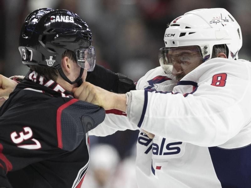 Alexander Owetschkin (r) von Washington Capitals und Andrej Swetschnikow von Carolina Hurricanes prügeln sich auf dem Eis. Foto: Robert Willett/TNS via ZUMA Wire