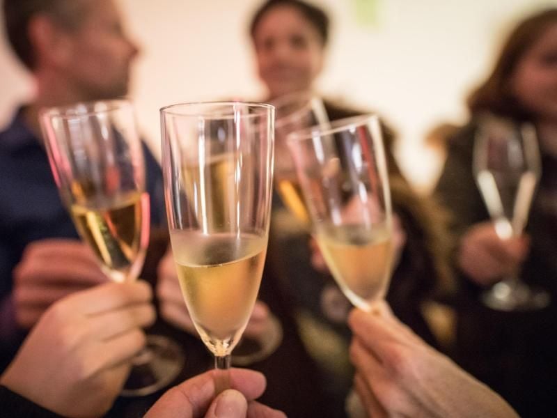Party! Aber bitte nicht zu laut: Auch über den Jahreswechsel dürfen Feiern nicht aus dem Ruder laufen. Foto: Frank Rumpenhorst/dpa-tmn