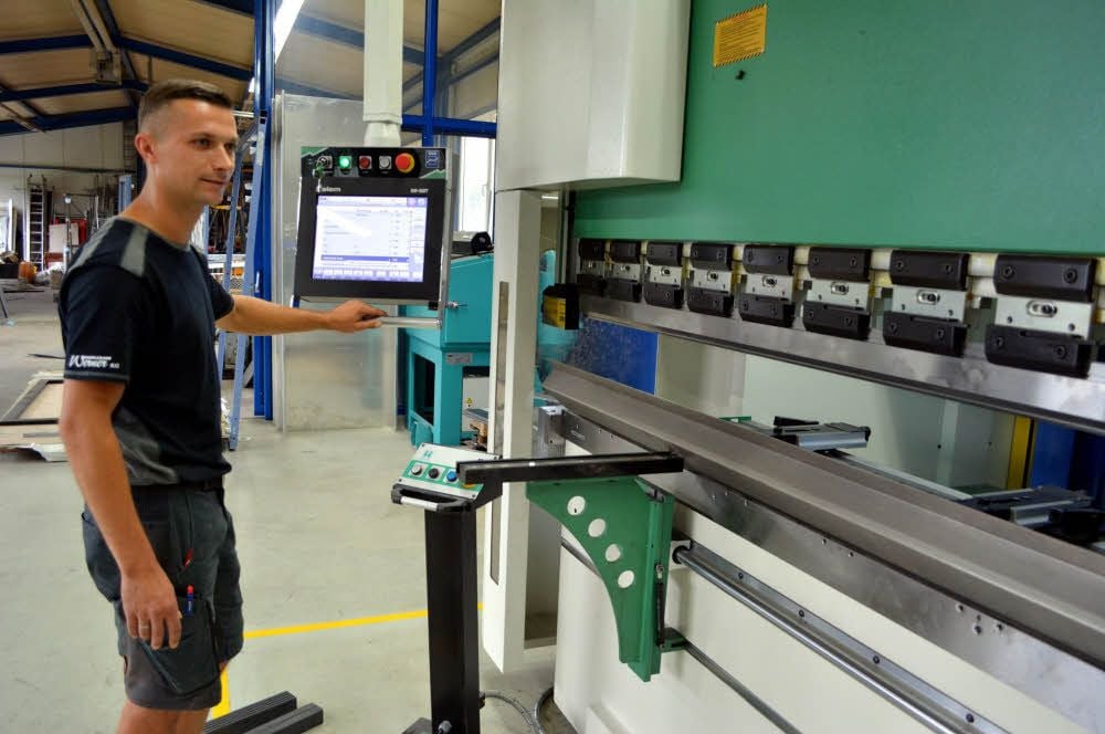 Oliver Bertram bedient die neu angeschaffte 300-Tonnen-Abkantmaschine.