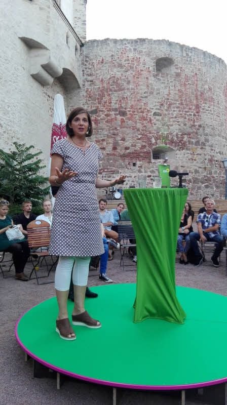 Katrin Göring-Eckardt im Burggraben der Moritzburg