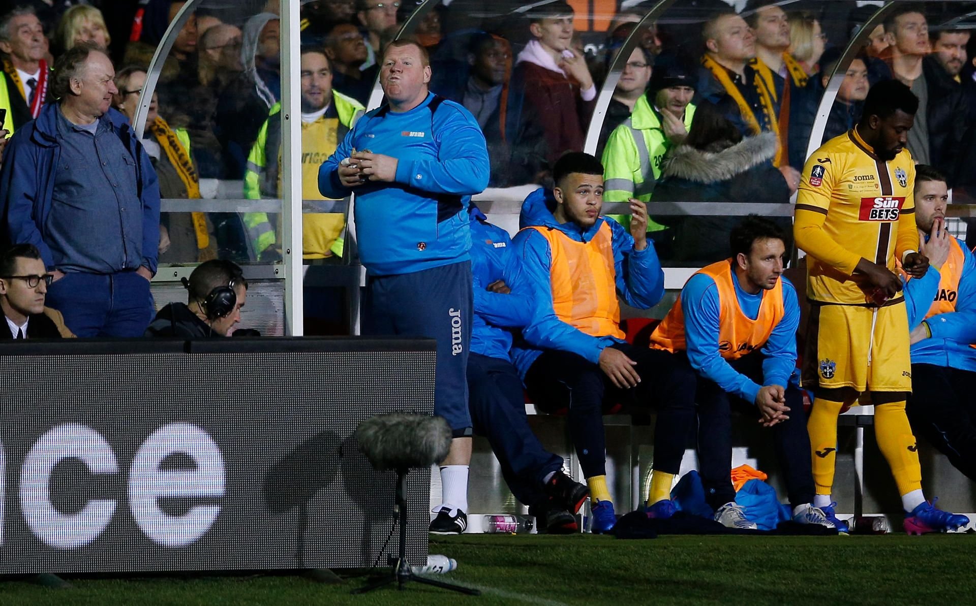 Kult-Keeper Wayne Shaw ließ es sich schmecken.
