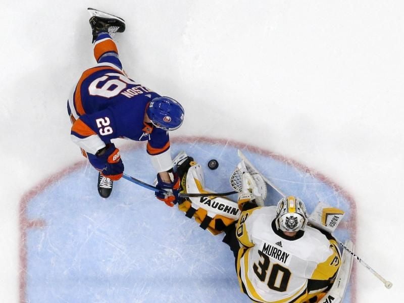 Brock Nelson (l) erzielte nach Vorarbeit von Kühnhackl das zwischenzeitliche 2:1. Foto: Julio Cortez/AP