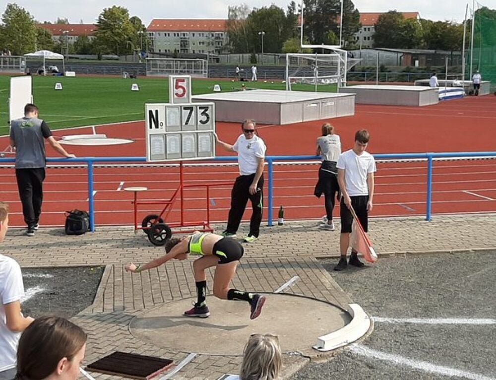 Maja Liebmann überzeugt beim Kugelstoßen.