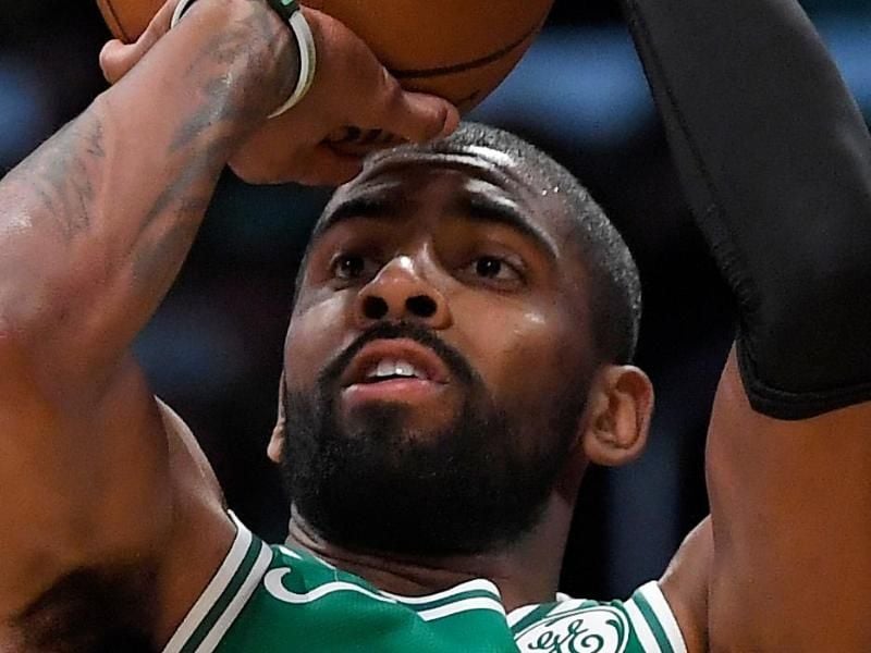 Kyrie Irving von den Boston Celtics muss sich am Knie operieren lassen. Foto: Mark J. Terrill/AP