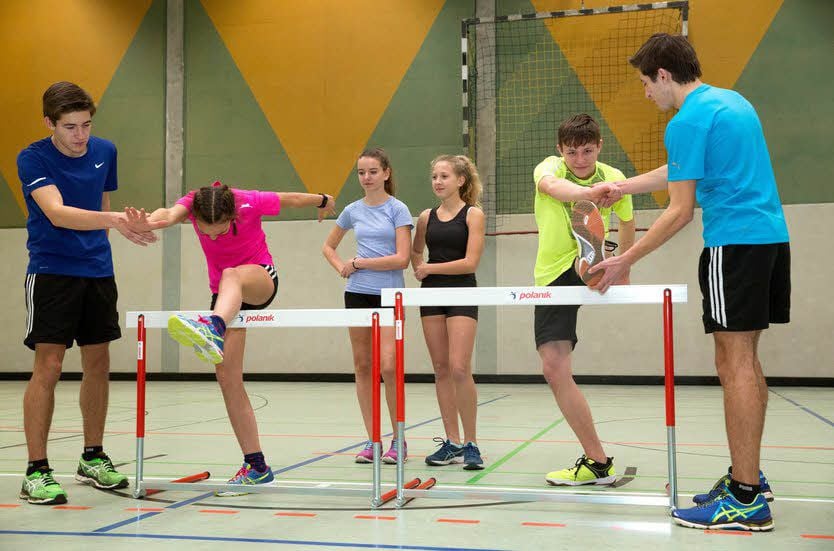 Training beim Jessener SV 53 bedeutet auch, dass die Großen, in dem Fall Marc (rechts) und Marvin Bielack, ihre Erfahrungen an die Jüngeren weitergeben, etwa an Isabo Kübsch (3. von rechts).