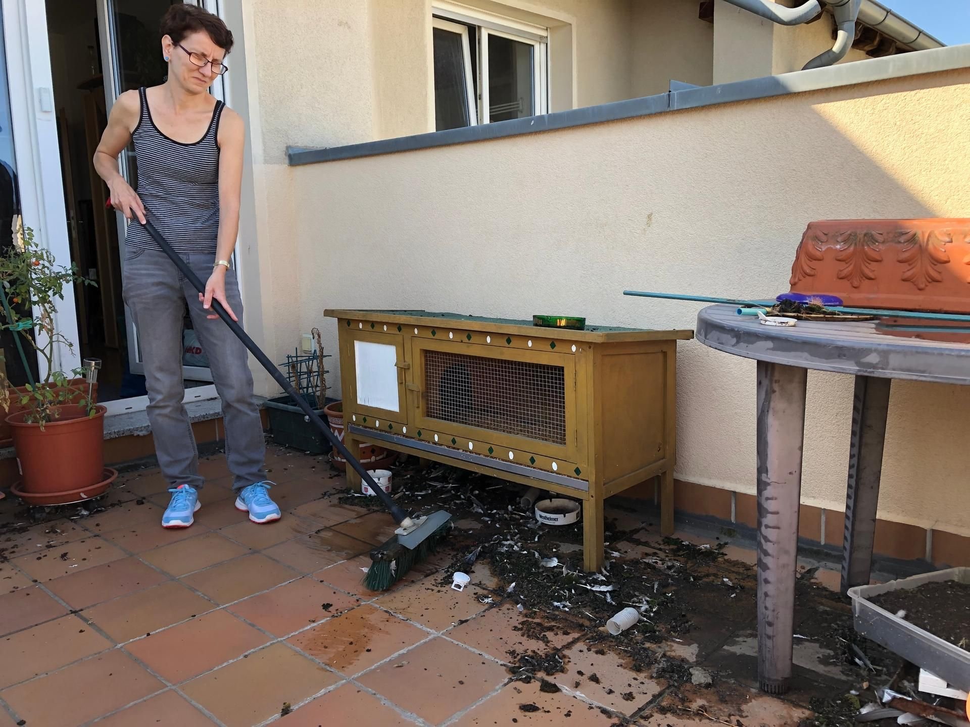 Kathleen Riemer muss ihre Terrasse täglich von Taubenkot befreien.
