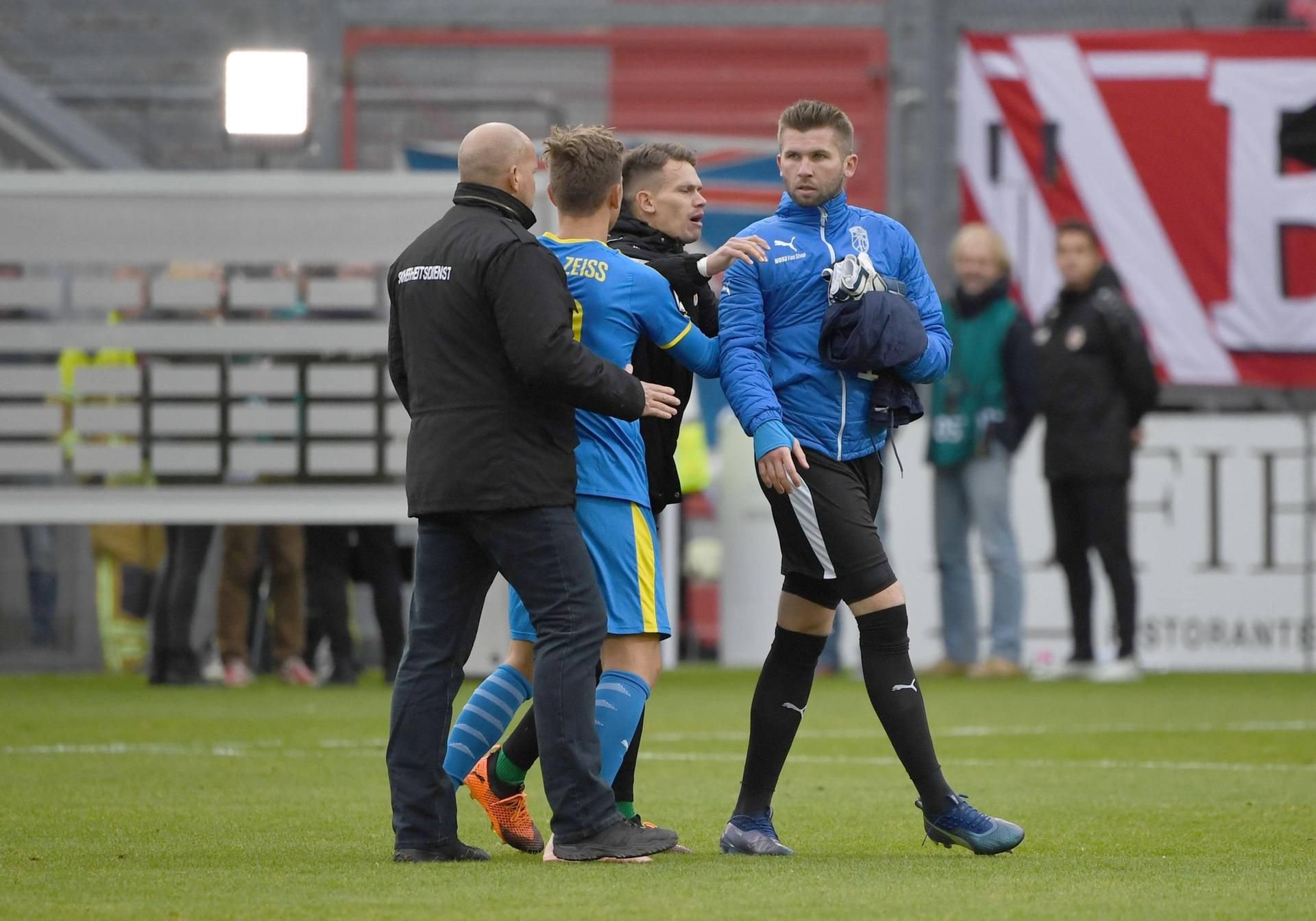 Jena-Keeper Raphael Koczor (r.) ließ sich gegen Cottbus zu einer Tätlichkeit nach Spielende hinreißen.