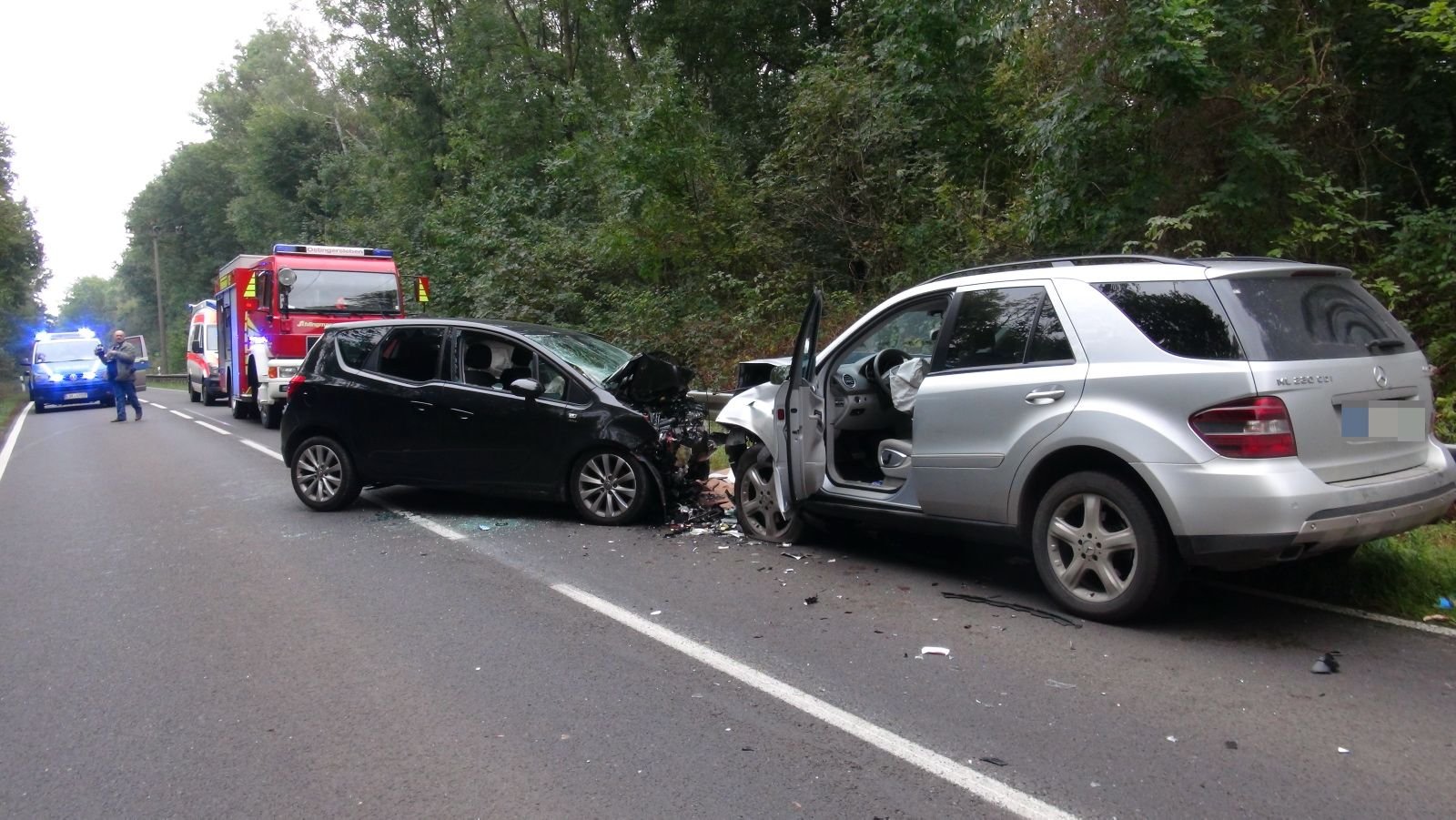 Wegen des schweren Unfall wurde die Bundesstraße gesperrt. – Quelle: http://www.mz-web.de/24915278 ©2016