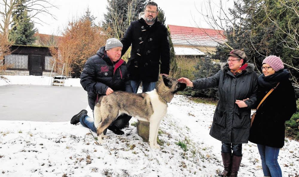 Trafen sich noch einmal am Ort des Geschehens: Hans Lehmann, Rico Schlegel, Carola Lehmann und Claudia Schlegel (v.li.) mit Hündin Kira.