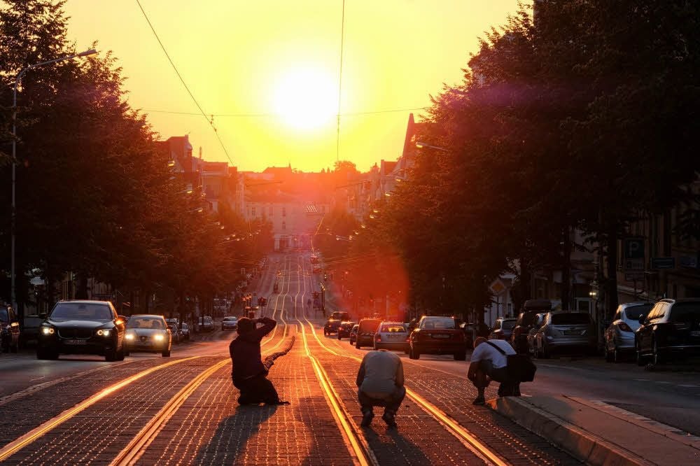 San Francisco in Halle: Der Sonnenuntergang über der Lu-Wu ist nur wenige Tage um den 21. Juni so spektakulär. Fotografen nutzen die Gunst der Stunde für sensationelle Sunset-Bilder.
