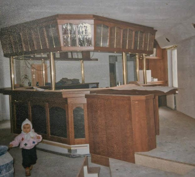 So fing es an: Die leere Bauhülle wird zum Bistro umgestaltet.