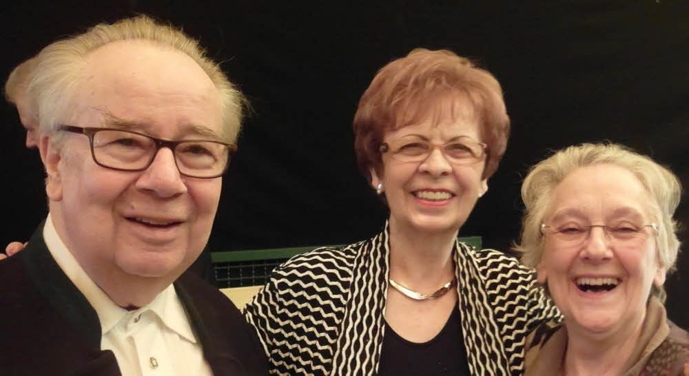 Urgesteine des einstigen Wittenberger Theaters: der langjährige Chefdirigent Klaus Hofmann mit seiner Frau Barbara Schubart (r.) und Karin Freydank. Die Sängerin stand 50 Jahre auf der Bühne und ist am Sonnabend erneut mit ihrem Jubiläumsprogramm zu erleben.